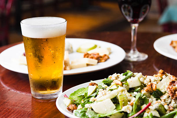 cerveza, vino saladsand aperitivos - salad food beer restaurant fotografías e imágenes de stock