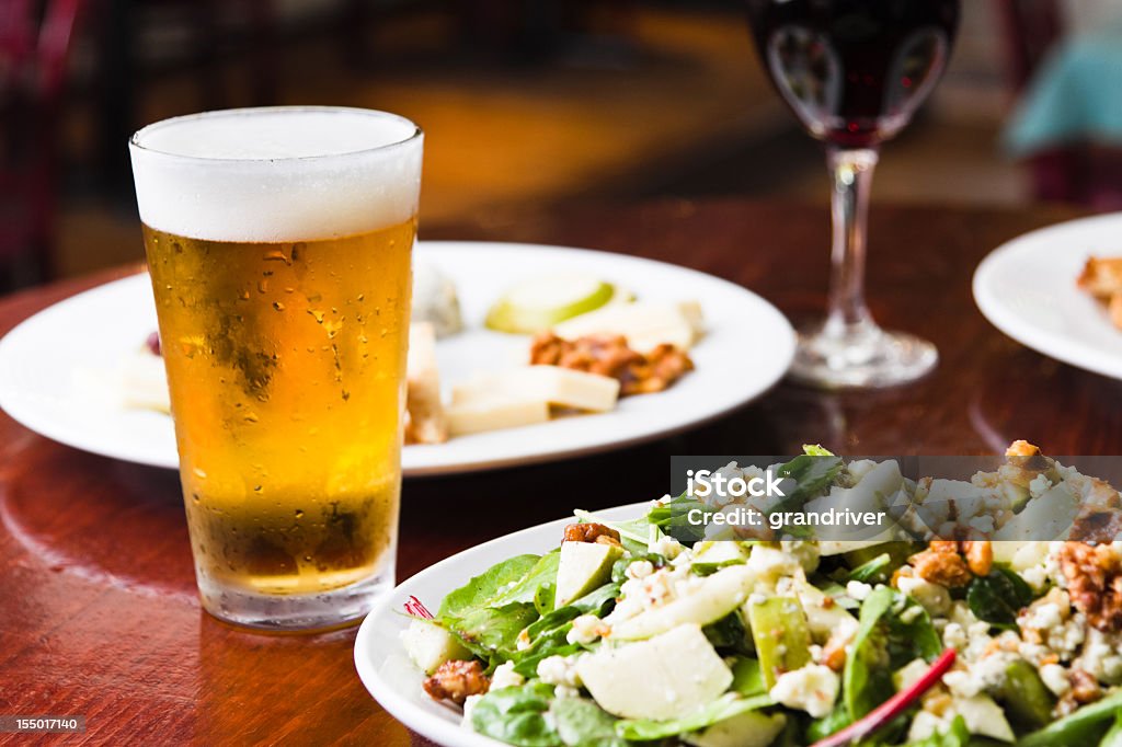 Cerveja e vinho Saladsand aperitivo - Foto de stock de Cerveja royalty-free