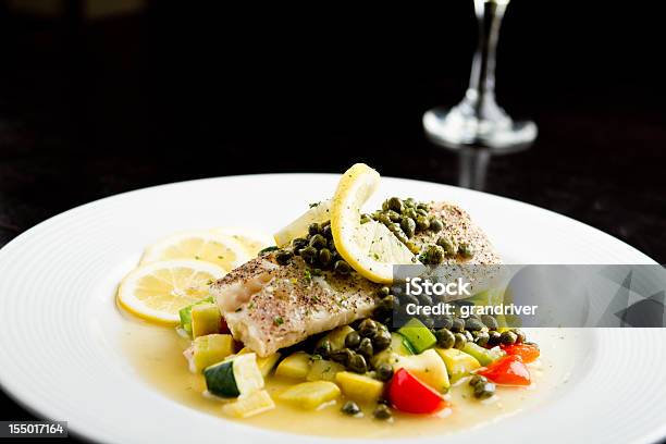 In Der Pfanne Gebratener Kabeljau Und Heilbutt Stockfoto und mehr Bilder von Stachelkopf - Stachelkopf, Heilbutt, Warmes Abendessen