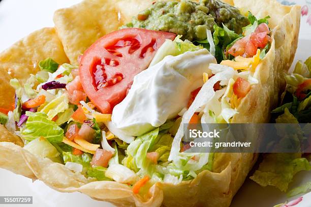 Mexicana Tostada Ensalada Foto de stock y más banco de imágenes de Comida vegetariana - Comida vegetariana, Ensalada de tacos, Fondo blanco