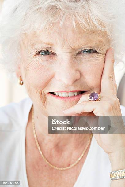 クローズアップの笑顔の老人女性 - 60代のストックフォトや画像を多数ご用意 - 60代, 70代, くつろぐ