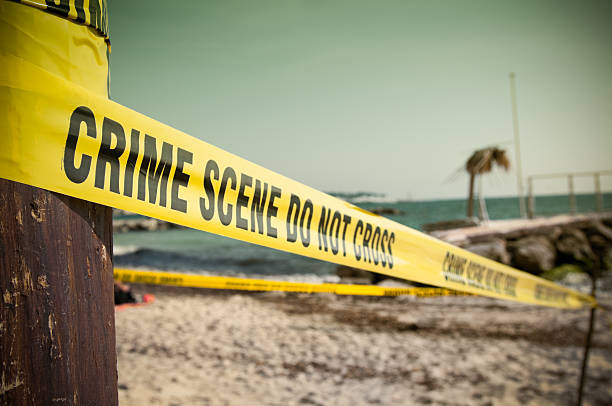 cena do crime na praia - crime scene imagens e fotografias de stock