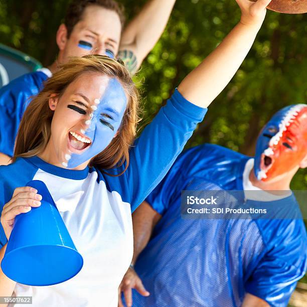 Migliaia Di Fan Con Facce Dipinte Mostrando Spirito Di Tailgate Party - Fotografie stock e altre immagini di Tailgate Party