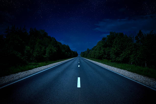 land-highway in die nacht - tranquil scene sky road street stock-fotos und bilder