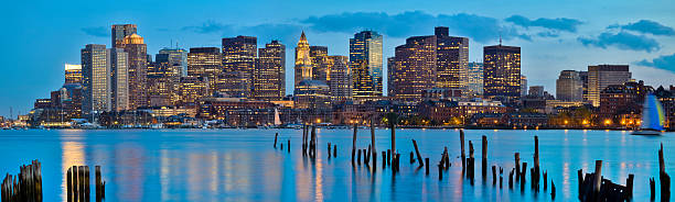 miasta w bostonie przez boston harbor w wczesnym wieczorem-panorama - boston skyline panoramic night zdjęcia i obrazy z banku zdjęć