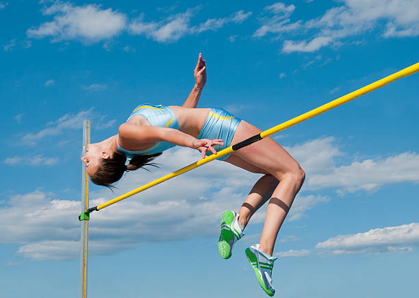 giovane atleta femminile nel salto in alto - lanci e salti femminile foto e immagini stock
