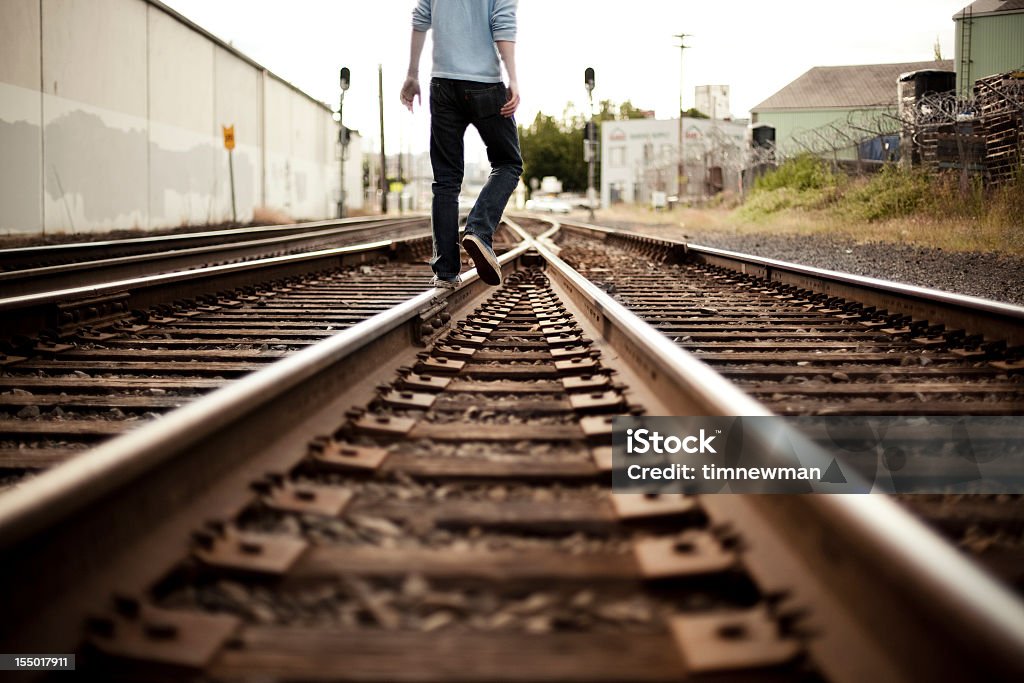 Male figure ходить вниз поезд треки - Стоковые фото Железнодорожный путь роялти-фри