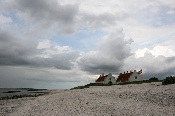 ハウスには、フィヨルド、ホワイトムールのビーチ - denmark beach beach house house ストックフォトと画像