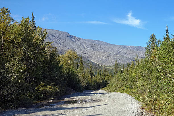 schotterstrecke in khibiny berge, halbinsel kola, russland - putelichorr stock-fotos und bilder