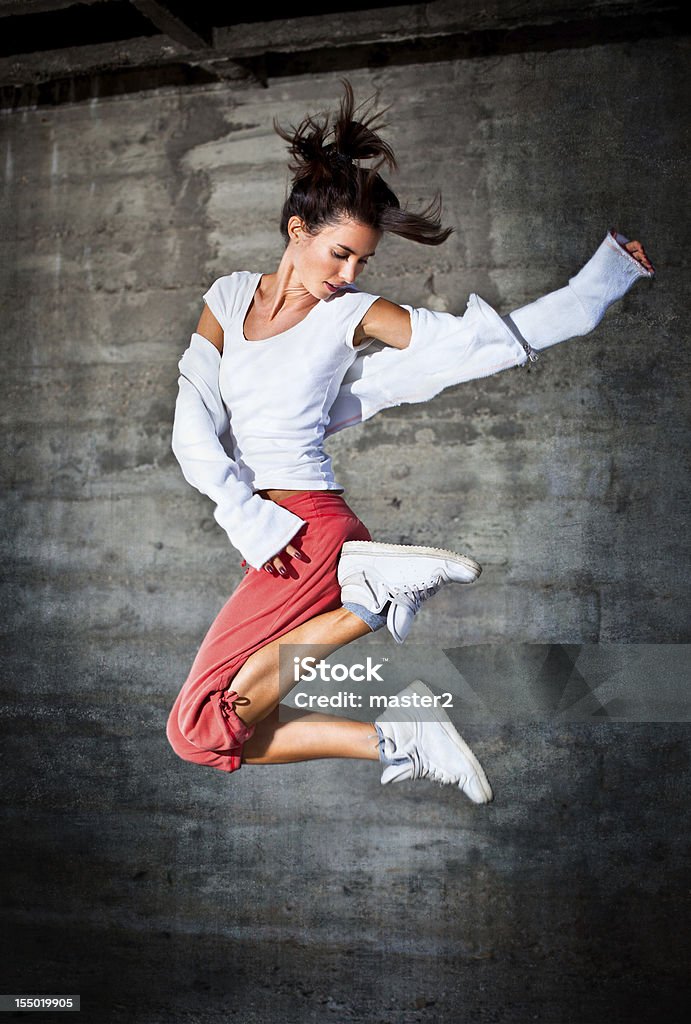 Танцы женщина с Счастливая выражение лица Прыжки вверх - Стоковые фото Aerobics роялти-фри