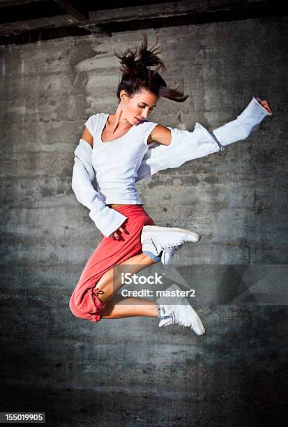 Танцы Женщина С Счастливая Выражение Лица Прыжки Вверх — стоковые фотографии и другие картинки Aerobics