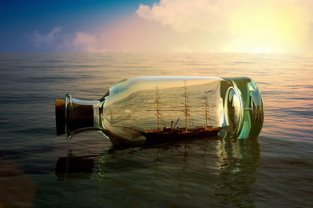 bateau dans une bouteille à la mer au concept - ship in a bottle bottle sailing ship nautical vessel photos et images de collection