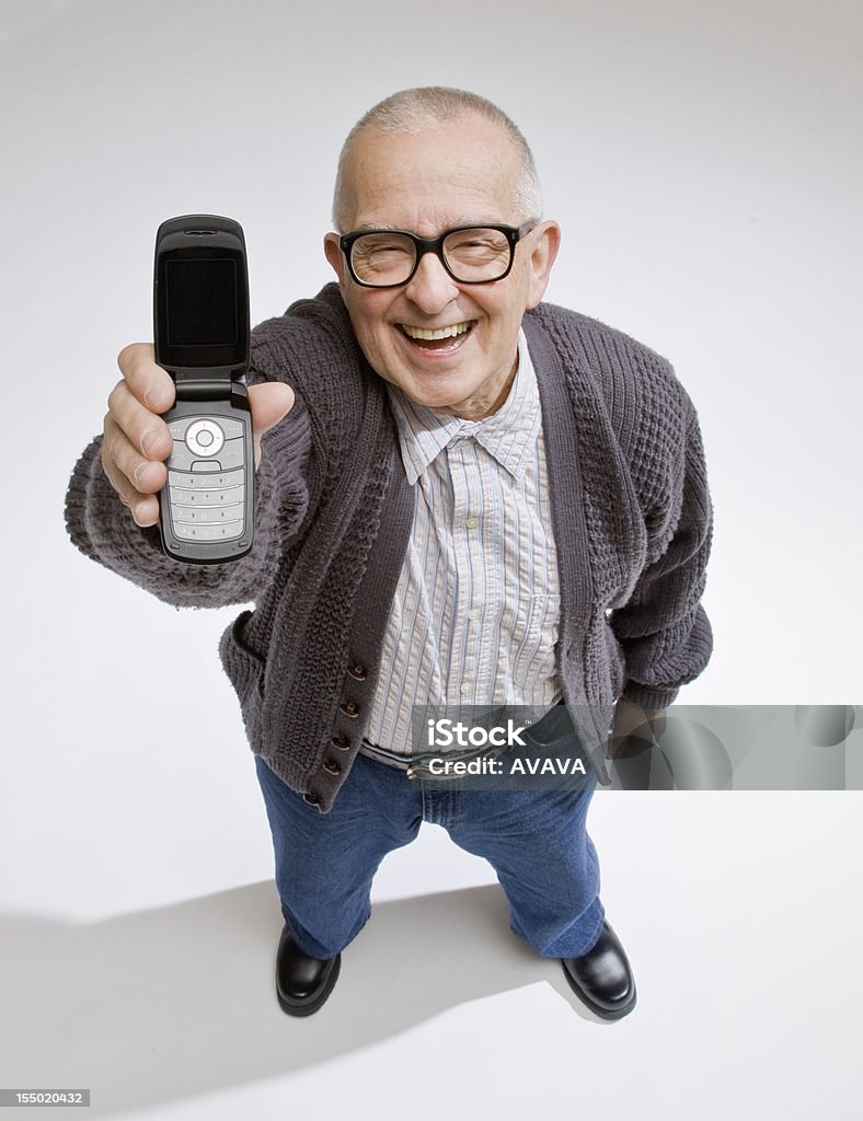 Confiante homem feliz, mostrando telefone celular - Foto de stock de Mostrar royalty-free