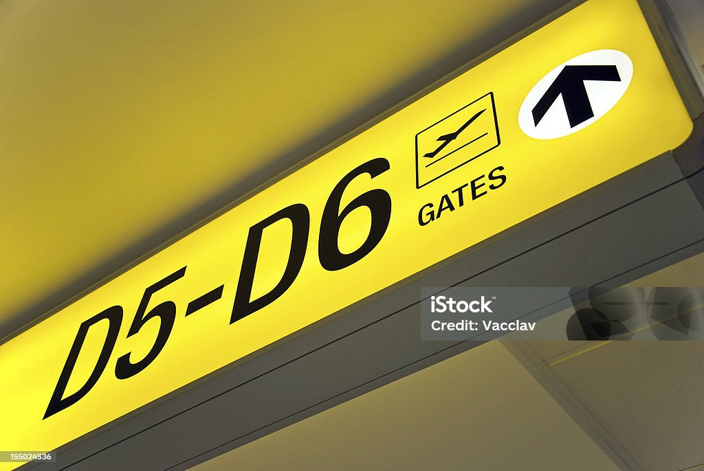 Partida placa exibindo direção para portões - Foto de stock de Direção royalty-free