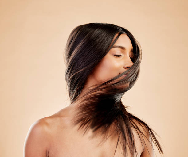 mujer, sacude el cabello y la belleza con crecimiento, textura y brillo con cosmética natural sobre fondo de estudio. modelo femenina india, satisfecha con el tratamiento de salón y brasileño, peinado y cuidado del cabello - pelo fotografías e imágenes de stock