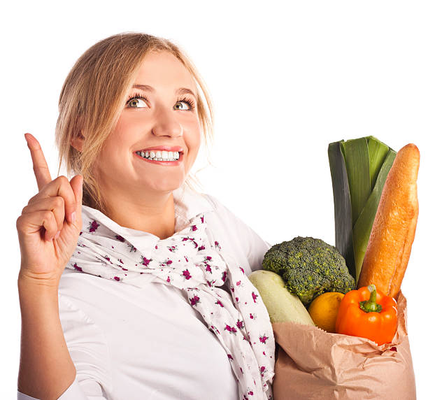 正の女性、ベジタリアン料理をお楽しみください。ベジタリアンの - young women one young woman only smiling cheerful ストックフォトと画像