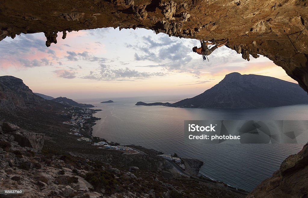 シルエットをロッククライマー夕暮れ時です。Kalymnos 島、ギリシャ - アーチ型の岩のロイヤリティフリーストックフォト