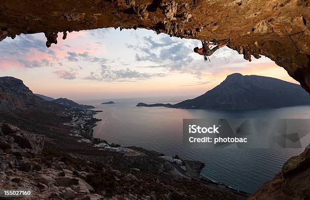 シルエットをロッククライマー夕暮れ時ですkalymnos 島ギリシャ - アーチ型の岩のストックフォトや画像を多数ご用意 - アーチ型の岩, ロッククライミング, 吊るす