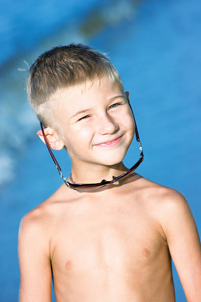 Divertido niño con gafas de sol en su oídos - foto de stock
