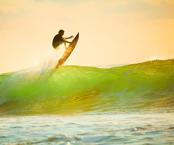 surf - surfing surf wave men foto e immagini stock