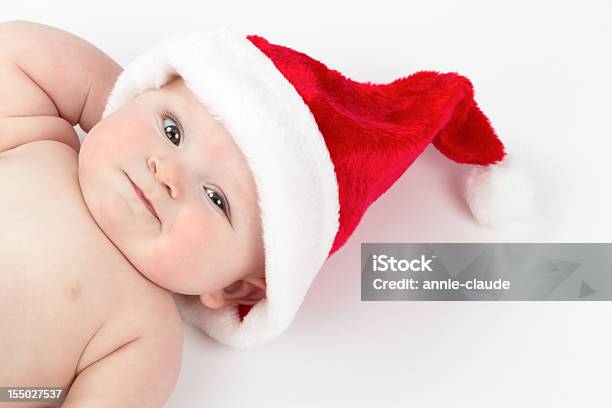 Foto de Belo Bebê Usando Chapéu De Papai Noel e mais fotos de stock de 6-11 meses - 6-11 meses, Bebê, Beleza