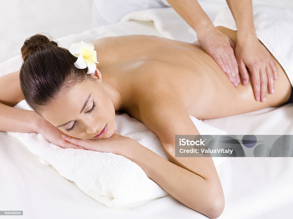 Masaż dla tyłu kobieta w spa salon - Zbiór zdjęć royalty-free (Ciało ludzkie)