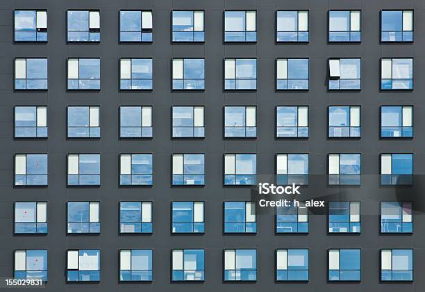 Büro Fenster Stockfoto und mehr Bilder von Außenaufnahme von Gebäuden - Außenaufnahme von Gebäuden, Berufliche Beschäftigung, Blau