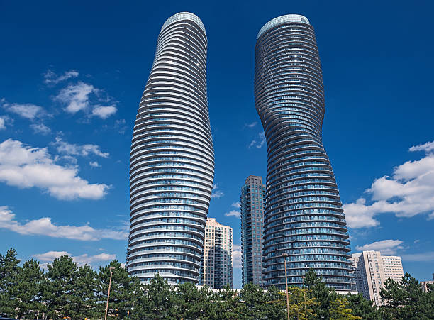 moderna condominios en mississauga, ontario, canadá - mississauga fotografías e imágenes de stock