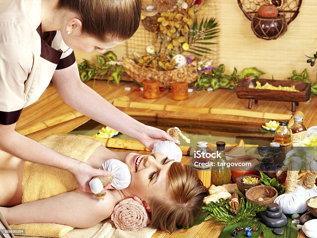 Femme se massage facial. - Photo de Adulte libre de droits