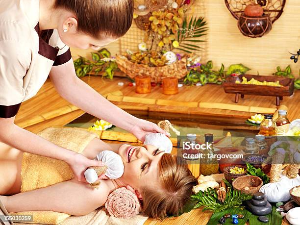 Photo libre de droit de Femme Se Massage Facial banque d'images et plus d'images libres de droit de Adulte - Adulte, Aromathérapie, Beauté