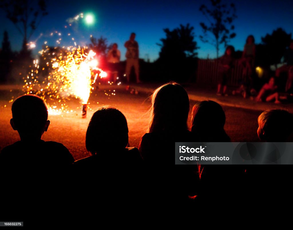 Crianças observar os fogos de artifício: Quatro de julho - Foto de stock de Fogos de artifício - Evento de entretenimento royalty-free