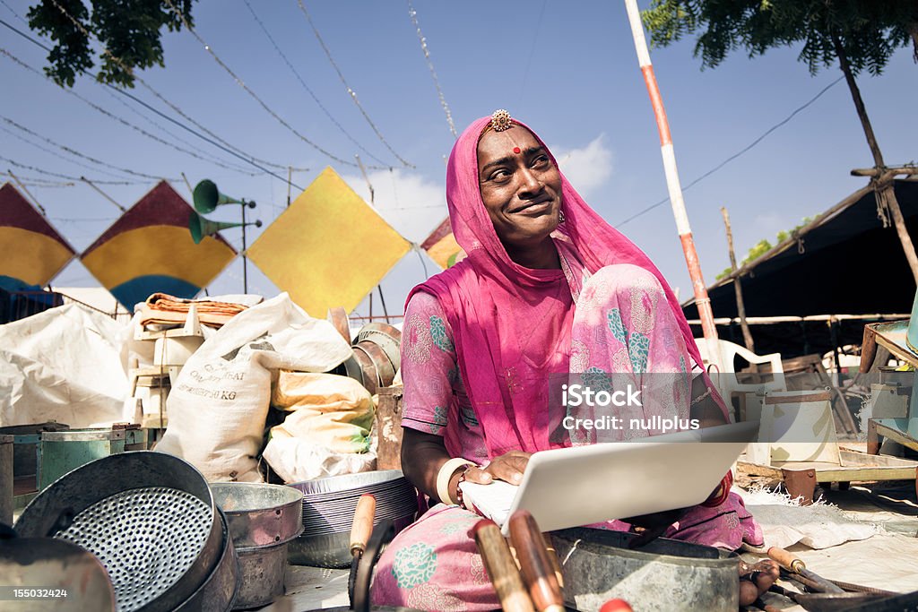 indian lady vendre son pots sur internet - Photo de Inde libre de droits