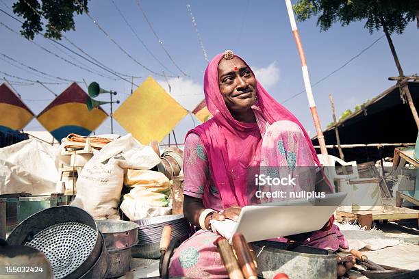 Photo libre de droit de Indian Lady Vendre Son Pots Sur Internet banque d'images et plus d'images libres de droit de Inde - Inde, Pauvreté, Technologie