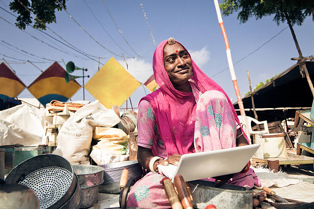 인도어 성녀 영업에서의 자신의 pots 인터넷 - india indian culture women market 뉴스 사진 이미지