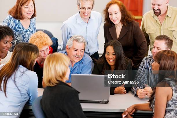 Foto de Grande Grupo Diversificado Na Frente De Um Laptop e mais fotos de stock de Audiência - Audiência, Computador, Grupo Multiétnico
