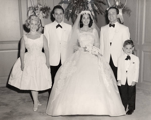 vintage 1960 hochzeit familien portrait - 60er jahre stock-fotos und bilder