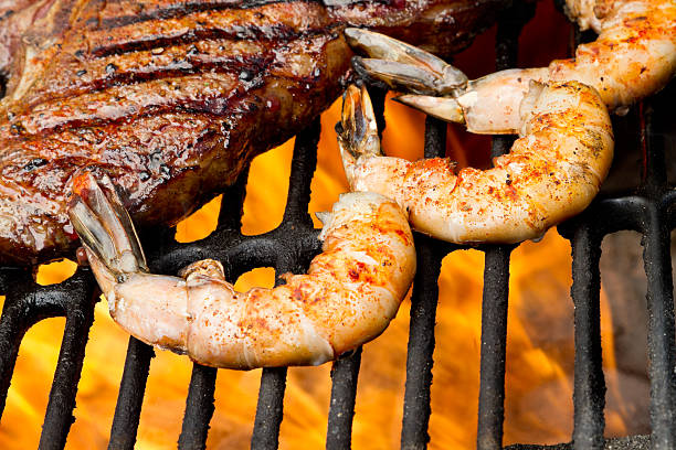 empada de carne e camarão - surf and turf prepared shrimp seafood steak imagens e fotografias de stock