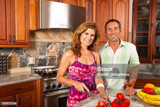 Feliz Casal De Preparar A Refeição - Fotografias de stock e mais imagens de Cozinhar - Cozinhar, Dividir, Olhar para a Câmara