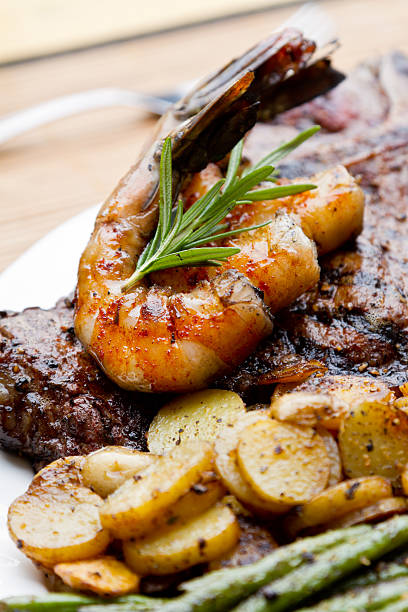 empada de carne e camarão - surf and turf prepared shrimp seafood steak imagens e fotografias de stock