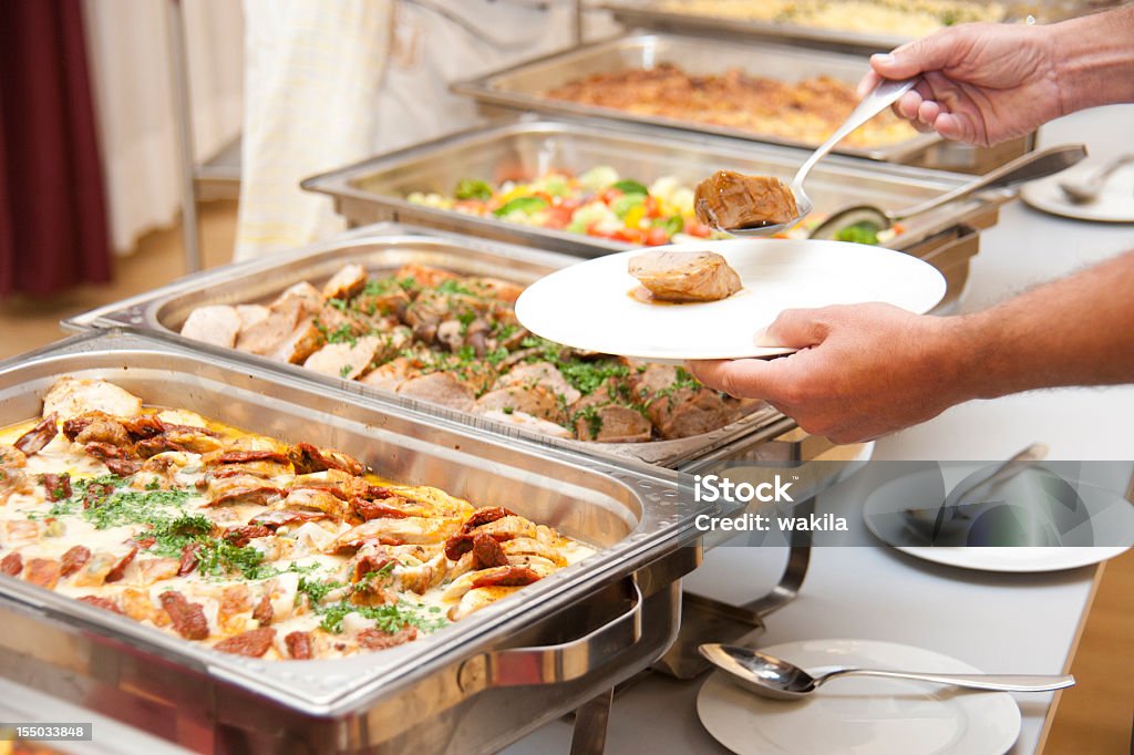 Bufê mit Rahmgeschnetzeltes und Beilagen - Foto de stock de Buffet - Refeições royalty-free