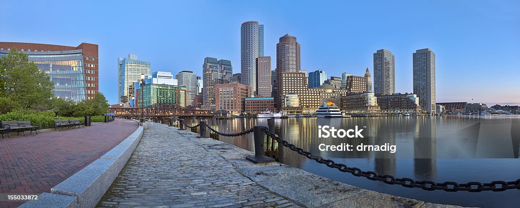 Boston Sonnenaufgang mit Wolkenkratzern spiegelt in einer Kupfer-Channel-Panorama - Lizenzfrei Boston Stock-Foto