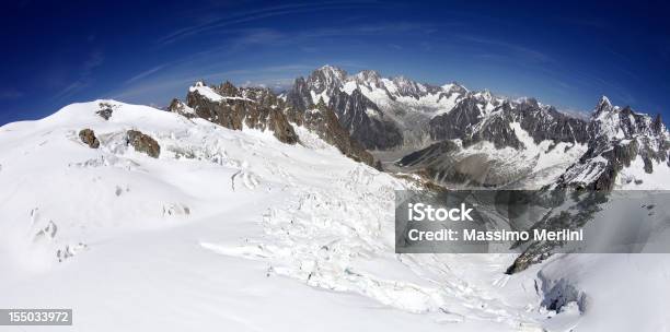 Photo libre de droit de Snowy Mountains Dans Le Massif Du Mont Blanc Sous Le Ciel Bleu banque d'images et plus d'images libres de droit de Alpes européennes