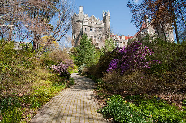 アザレア通路カサロマ - landscaped spring canada footpath ストックフォトと画像