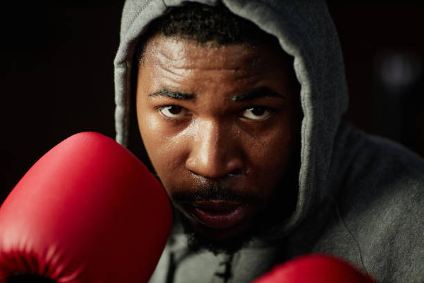 젊은 아프리카계 미국인 남자 권투 선수가 다음 킥에 집중하는 클로즈업 - men sweat combative sport boxing 뉴스 사진 이미지