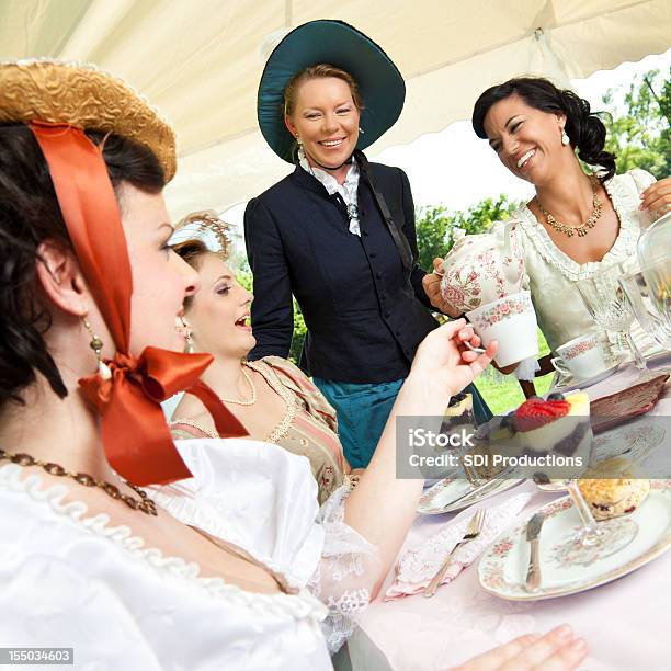 Mujeres Amigos En La Fiesta De Té Victoriano Juntos Foto de stock y más banco de imágenes de Estilo victoriano