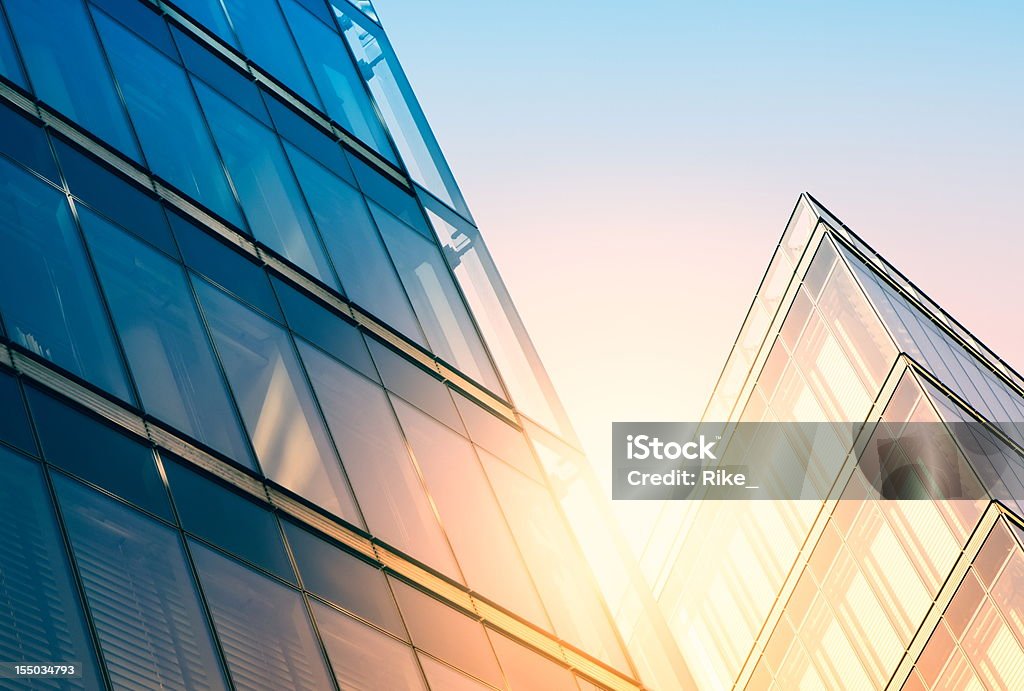 Moderno edificio en la luz del sol - Foto de stock de Abstracto libre de derechos