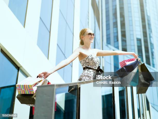 De Compras Foto de stock y más banco de imágenes de Bolsa de la compra - Bolsa de la compra, Agarrar, 20-24 años