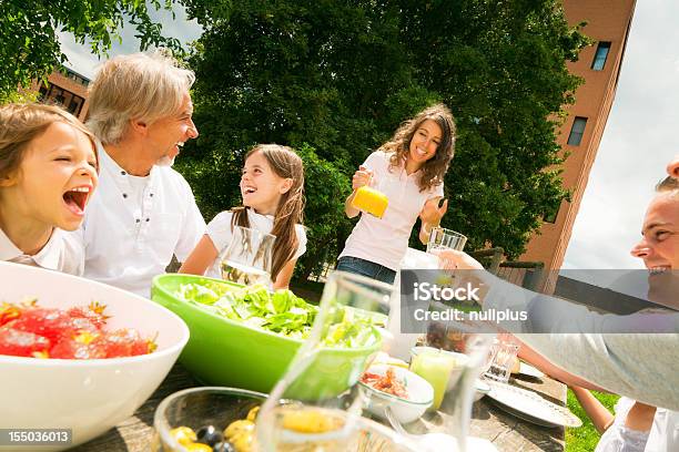 Foto de Grande Família Tendo Um Piquenique No Jardim e mais fotos de stock de Adulto - Adulto, Alemanha, Amizade