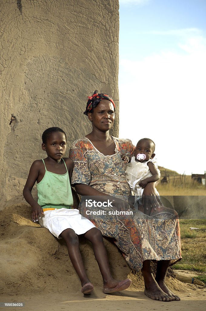 Xhosa família na frente da Casa - Royalty-free Mãe Foto de stock