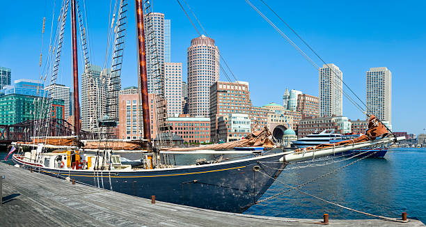 barco de vela y del horizonte de boston a clear blue sky - boston harbor fotografías e imágenes de stock